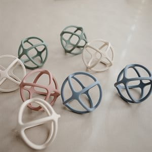 mushie-sylikonowy-gryzak-sensoryczny-3d-ball-dov (1).jpg