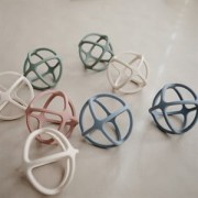 mushie-sylikonowy-gryzak-sensoryczny-3d-ball-shi (1).jpg